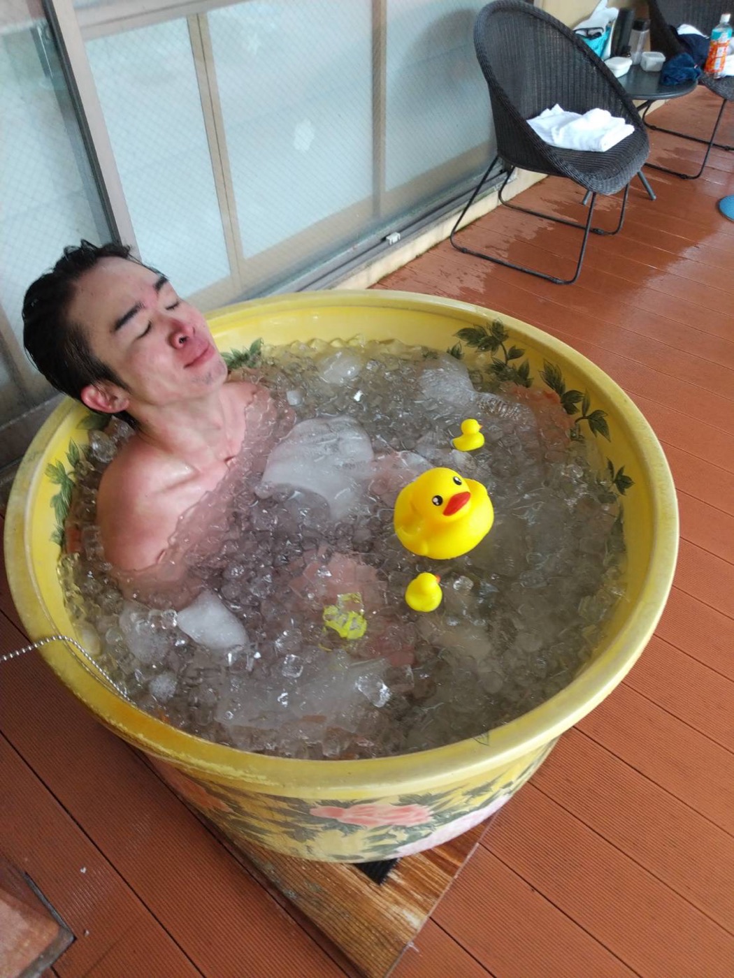 氷を入れたアイスバスでクールダウンする様子（イメージ）