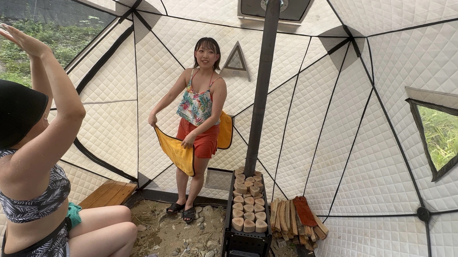 サウナストーンに水をかけ、熱波をあおぐ様子