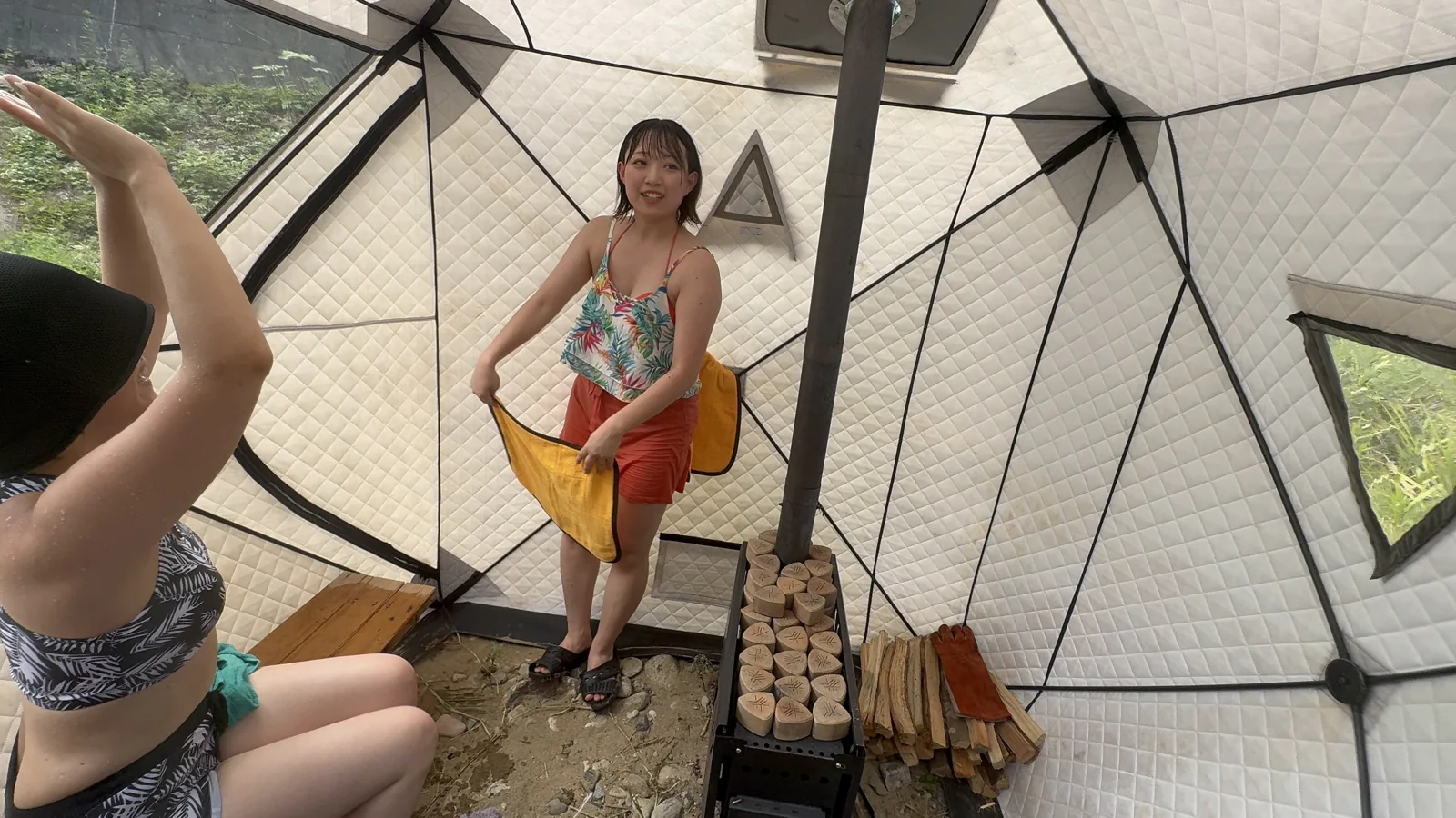 過去の別会場のテント内で参加者が過ごす様子