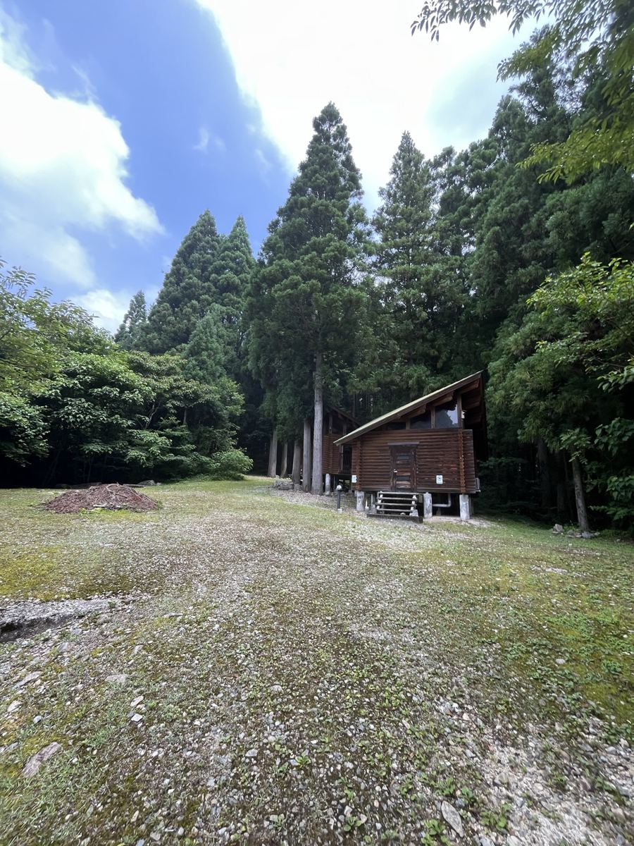 今回の会場のログハウスと広場